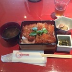 オゴッソ - 特上ロースカツ重です。
      タレカツ丼なのでさっぱり醤油あじ。