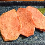 ホルモン・焼肉 一休亭 元 - 上塩タンハーフ