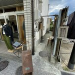 常衛門食堂 - 看板を目印にこの細道の突き当たりを左に入り口あり。隠れ家的な入り口は見つけにくいがワクワクする。
