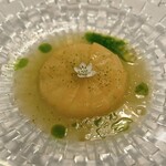 Aira - ⑧オヒョウのカルパッチョ 発酵メロンオイル 胡麻 ハラペーニョ タイのライムの香り