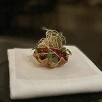 Aira - ②海苔のタルトレット 牛肉のタルタル トラウトの卵 ホースラディッシュ
