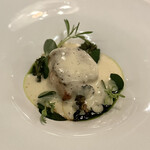 Aira - ⑭牛の胸腺 黒トランペット茸 えんどう豆 タラゴン 花椒 ナスタチウム サバイヨンソース