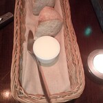 ビストロ13区 - 全粒粉パンと無塩バター