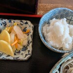 そば処 上代 - 漬物と大根おろし