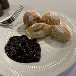 aquavit - ②パンケーキのパフ 自家製ブラックカラントのコンポート45DKK≒986円