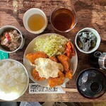 常衛門食堂 - チキンカツ定食ご飯大盛り¥1400内　ご飯大盛り小盛り無料。全体的に優しい味付け。チキンカツは身が厚くて肉しっとり。うまい。小鉢の量もたっぷりで食べでがある。