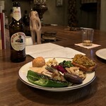 パヴォーネ・インディアーノ - 前菜盛り合わせとビール