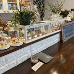 クリーム カフェ - カウンター周りには可愛らしいスイーツデコレーションが！