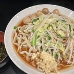 豚風。 - 小ラーメン（1,100円）＋燻製うずら（150円）＋辛ニラ（100円）、ニンニクコール