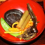 そば処 承知庵 - 小鉢の山菜はお酒にも合う美味しさです。