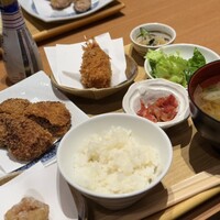 出汁しゃぶおばんざい おかか 東京 - メンチカツにカニクリームと唐揚げトッピング〜！ゴハンおかわり無料で炊き込みご飯もあります！