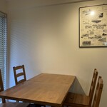 île de colline - 店員さんに許可をいただき撮影、奥の部屋は4席×2テーブルで一部屋の個室がありますが、お手洗いが奥にあるので来店客がお手洗いを使う時に通ります。