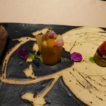 満愛貴 -  強肴　ナッツ黒ゴマシートサーモン　パートブリックサーモンムース　ミニトマト