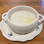 île de colline - 蕪のポタージュ、寒い日にだったので、この暖かさは身体に沁みてとてもありがたい。一口目に感じらる蕪の味がとても素晴らしく感動しました。