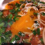 麺家 たけ田 - 卵割った
