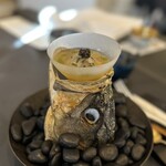 プレゼンテ スギ - ⑨白ワインで塩抜きをした鱸（すずき）の塩漬け 人参のペースト トマトのクリアースープ 柚子果汁 N25キャヴィア