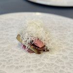 プレゼンテ スギ - ⑤降り立った鴨（千葉産マガモ、サワークリームとビーツのソース、赤ワインとピーナッツのみそピー仕立てソース、鴨脂でソテーした長葱、ペコリーノチーズ）