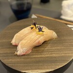 プレゼンテ スギ - ⑱杉寿司 TYPE-S（鰹魚醤でGVした縞鰺、鱸の生カラスミ、ヤグルマギク）