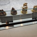 レガレヴ - ケーキのショーケース。夕方なので少なめでした