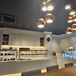 レガレヴ - 店内ショーケース側