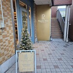 レガレヴ - 外観。クリスマス仕様で素敵
