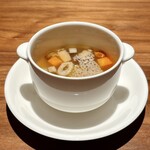 Ino Cantonese 日本橋 たかせ - 根野菜、スッポン、キヌガサダケ、干し貝柱入り滋養蒸しスープ