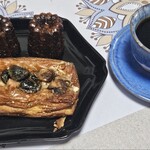 レガレヴ - お土産のデニッシュシャンピニオンとカヌレ