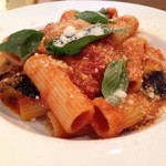 トラットリア ダ・テレーサ - シチリア風。ナスとトマト、リガトーニで。これ、イイなぁ！ 