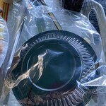 カイザーベルクビワコ - 皿が2皿にトングと色々用意してくれます。