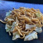 カイザーベルクビワコ - 締めの焼きうどん。余ったキャベツとうどん用の豚肉を一緒に混ぜ合わせてうどん用ソースをかけていただく。ソースにたっぷりニンニクが入っています。