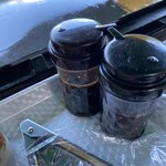 カイザーベルクビワコ - ソースが2種類。うどん用と焼肉用。