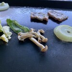 カイザーベルクビワコ - 火が通ってきたら火のそんなに通らない真ん中に寄せてみる。