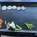 カイザーベルクビワコ - 色々置いてみた。端の方が火が通るようです。