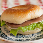  プレーンに生ハム、サンチュを合わせてみた