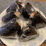 なみ木 - 本日購入の品、小ぶりですが結構固結びでギューっと握られています。下から葉唐辛子、鮭2、明太子、焼きたらこ、焼鯖と青唐辛子味噌の計6個