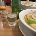 黄金の塩らぁ麺 ドゥエイタリアン - 幸せの黄色い胡椒がたまらん