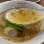 黄金の塩らぁ麺 ドゥエイタリアン - 黄金色の塩スープ