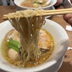 黄金の塩らぁ麺 ドゥエイタリアン - ベルベットのような歯触りの麺