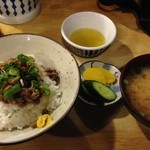 大阪屋 -  ご飯、みそ汁、漬け物、ご飯の上に納豆が直接のっています。
