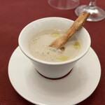 サーラ・マンジェ・ドゥ・クール  - 