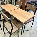 Romeo Brewery - 4人がけのテーブル席が3つあります。