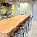 Romeo Brewery - 広々とした木製のカウンター。