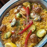 Bar Espanol LA BODEGA - 冬牡蠣とスパイシーソーセージ、芽キャベツのパエリア