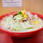 長崎雲仙小浜ちゃんぽん鉄蔵　 - アサリ、イカ、蒲鉾、豚肉、キャベツ、コーン、スナップエンドウ、海老、菊菜？、人参、木耳、モヤシ、エノキ、キャベツが入ってた。