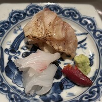 一座建立 - クエと天草産イカをフィンガーライムで