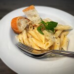 ライオンミドリ - ✽ チーズ好きの為のペンネ。バケットがまた美味しい。