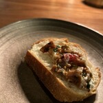 韓式料理 ムグンファ - ６枚目のユッケをバゲットに載せて食べる