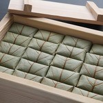 Manyou Kakinohazushi - 40個入りは特製木箱付き！