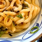 丸亀製麺 - 明太釜玉うどん：テーブルの「だししょうゆ」を回し入れてかき混ぜます。旨。