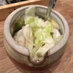巻串ト酒 まぼや - お通しのキャベツの浅漬け